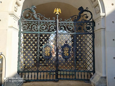 Кованные ворота с элементами литья
